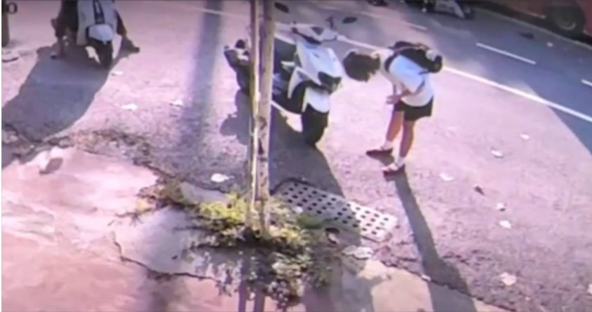 台南市警局第四分局育平派出所28歲鄭姓女警28日休假外出遭追撞輾過身亡，肇事女騎士不斷查看車況挨轟。（圖／翻攝畫面）