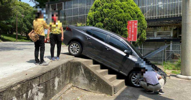 神社前一個轉彎 汽車直衝下樓梯