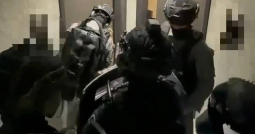 何男在新莊某大樓租房子作為毒品分裝廠，近日遭警方攻堅破獲。（圖／翻攝畫面 ）