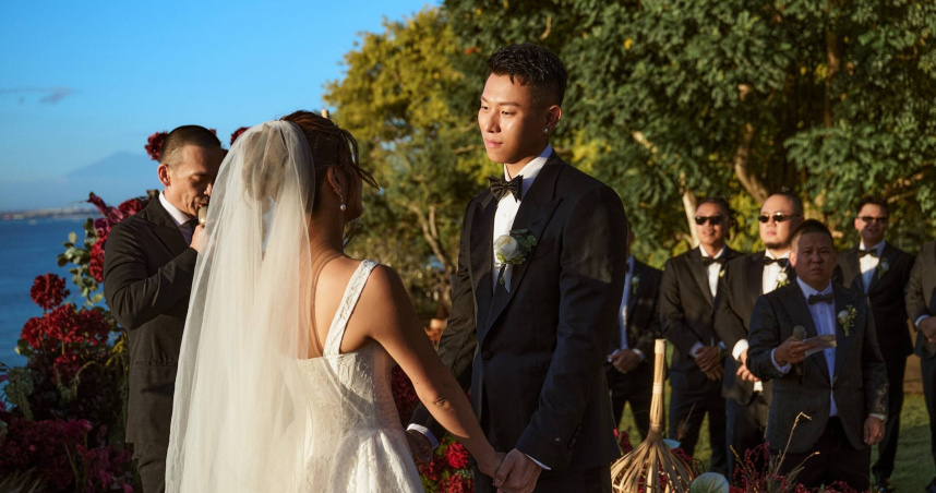 瘦子峇里島補辦婚禮　牽手辣妻Jennifer深情對望畫面美如偶像劇