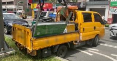 台北市中山區民權東路三段今日上午一輛工程車停放路旁時突然倒退，連環碰撞路旁小客車、2部機車及分隔島，後方公車緊急煞車亦造成3名乘客倒地，共5人受傷、4人送醫。（圖／翻攝畫面）