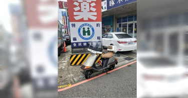 機車遭陌生女子鏈條上鎖求載出遊 網笑:這姻緣線會不會太粗了點