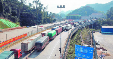 大陸與東協經貿往來熱絡，圖為2月26日，廣西憑祥市友誼關前等待通關的貨運車輛。（圖／翻攝自中新社）