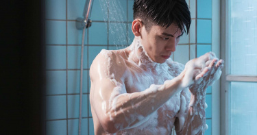 驚現林柏宏《怪胎》極致尺度 謝欣穎失戀猛槌馬桶「躺到哭」