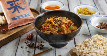 飯店搶賣麵!椒麻醬香、雞肉飯風味拌麵VS.經典牛肉麵 在家輕鬆吃