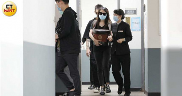 永別了小鬼! 妹妹捧骨灰罈離去