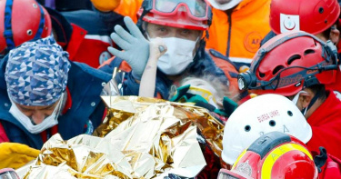 愛琴海強震後傳好消息 3歲女童「活埋瓦礫堆65小時」奇蹟獲救