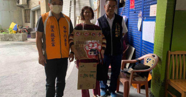 罹癌嬤掛紙板街頭問「有沒有見過我女兒」 苦尋12年終獲好消息