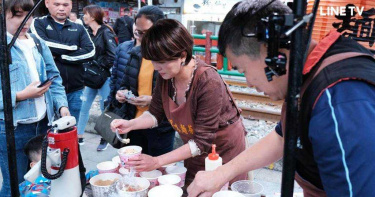 苗可麗路邊撩阿伯 吃麵茶落淚「憶起爸爸的愛」