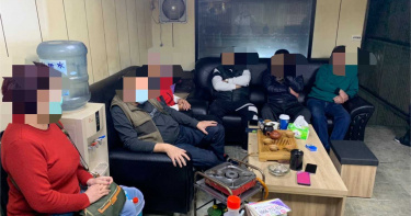 最貴的屎!天九牌賭場遭查 服務生屁股夾3萬8憋不住露餡