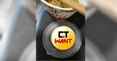 爽嗑外送炒麵!咬下「白色蔥段」焦油噁汁瞬間口爆 男大生見真相秒吐
