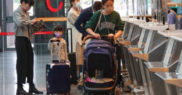 台灣時隔939天重新開放邊境，王必勝曝感想。圖為民眾辦理登機手續的畫面。（黃子明攝）