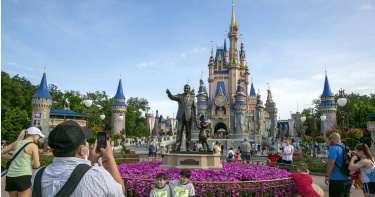 迪士尼公司自今年初宣布成本節約計畫後，便陸續裁撤業績不佳的非核心事業。（示意圖／達志／美聯社）