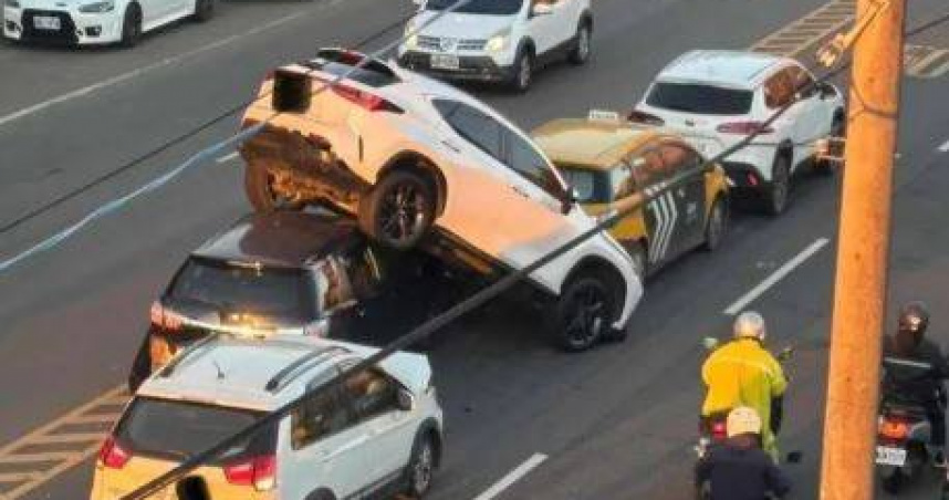 中壢發生追撞事故，肇事駕駛恍神撞上前方4部車輛，其中1輛百萬休旅車遭鏟起。（圖／翻攝我是中壢人臉書）