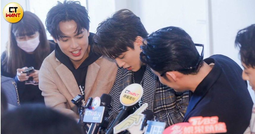 徐謀俊（中）被懷疑起生理反應，旁邊的陳奕（右）、簡楨庭低頭關心情況。（圖／趙文彬攝）