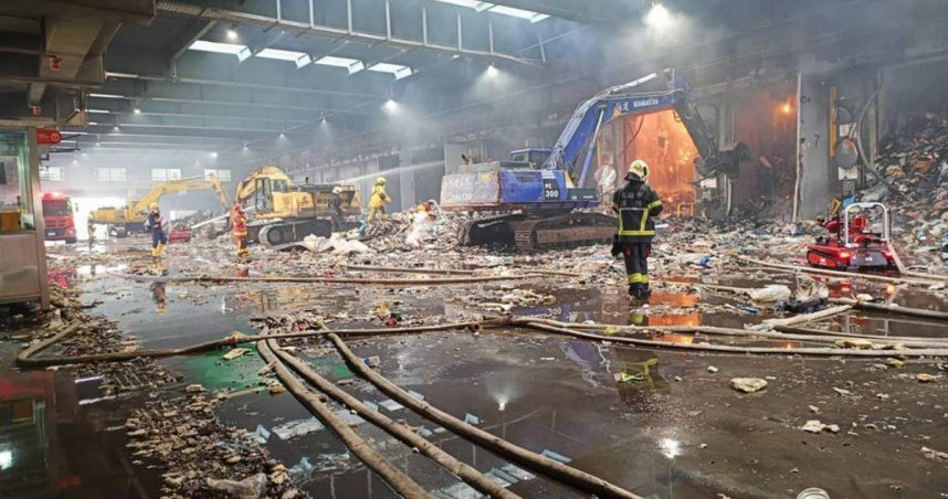 南區資源回收場發生火警，出動消防機器人、怪手等協助救援。（圖／翻攝照片／中國時報高雄洪靖宜傳真）