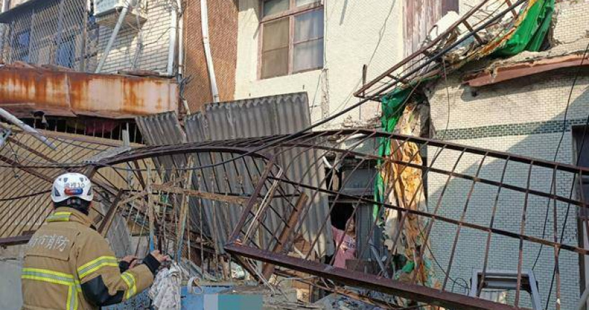 台南市南區喜樹路上一間鐵棚架29日上午突然發生倒塌事故，一度造成屋主受困。（圖／翻攝畫面）
