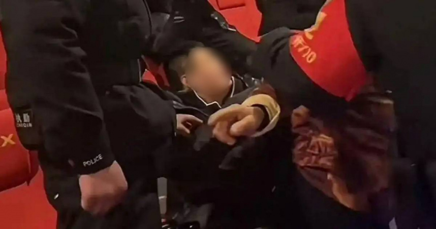 男子和母親去看電影，豈料因為覺得自己買的座位不好，居然強行霸佔後方的人的座位，引發騷動。（圖／翻攝自光明網）