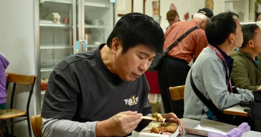 胡瓜展開人生第一次的獨自旅行，到福隆大啖便當。（圖／下面一位提供）