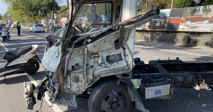 板橋3車連環撞，小貨車近乎全毀駕駛面部受傷送醫。（圖／翻攝畫面）