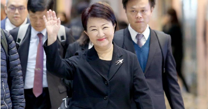 台中市長盧秀燕（中）1日搭機返台，她用「行程緊湊、成果豐碩」8字來形容此行訪日的收穫。（圖／中國時報范揚光攝）