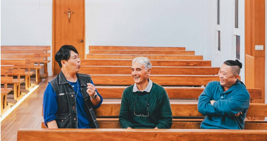 邰智源（右）、邵大倫（左）拜訪神父劉一峰。（圖／公視台語台提供）