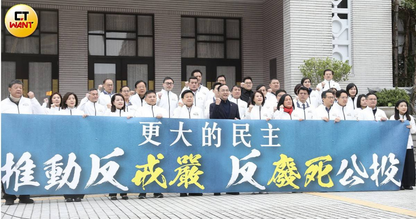 朱立倫立院舉行記者會，與藍委一起宣布推動反廢死與返戒嚴公投。（圖／劉耿豪攝）