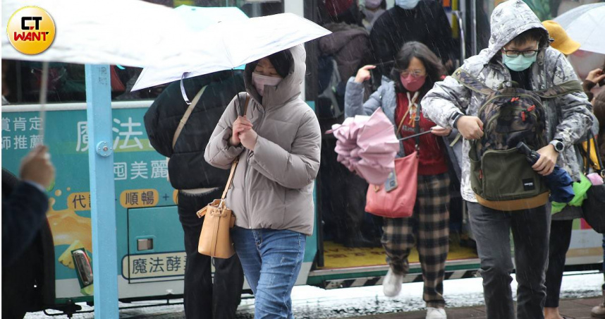 今天各地天氣寒冷，上午多地區將有雨。（圖／黃鵬杰攝）