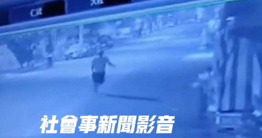 男子偷走仁武區仁和街攤商的零錢箱後逃逸，警方已鎖定其身分追緝中。（圖／翻攝畫面）