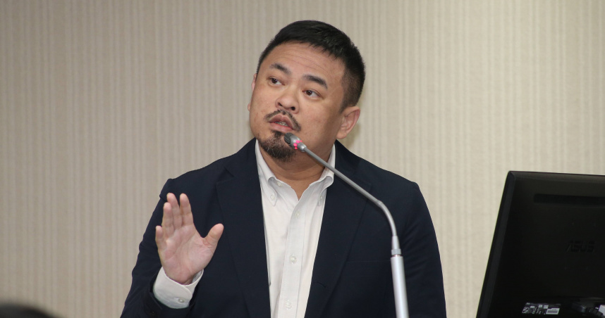 洪申翰今天在臉書怒嗆，勞動部預算被砍「並沒有優先犧牲誰」，因影響是全面的，如果在野黨跟特定媒體要罵「為什麼犧牲他（們）？」或是，真有一點點在意這些受衝擊的人，那其實該痛罵的，應該是「在野黨為什麼要這樣亂砍預算？」（圖／黃鵬杰攝）