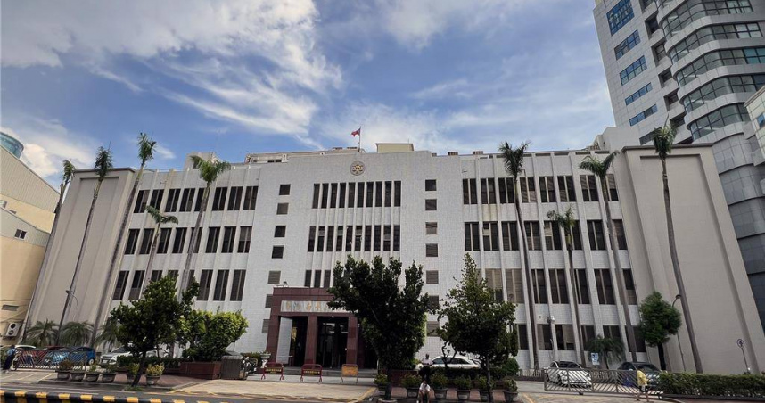 台南市一名已婚大學老師與曾教過也已婚的女學生不倫戀，其妻發現後不僅經常以言詞羞辱丈夫，還管控丈夫的金錢，甚至口角衝突大打出手。大學老師忍無可忍訴請離婚，台南高分院以雙方婚姻已出現重大破綻沒有回復的希望判准。（圖／報系資料照片）