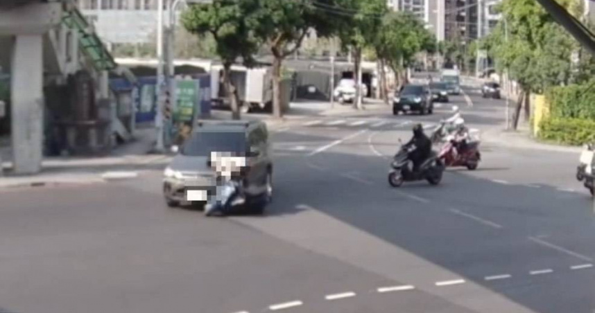 箱型車搶快闖紅燈釀成車禍，騎士被撞飛全身傷。（圖/翻攝畫面）