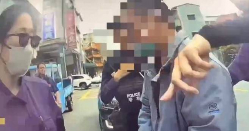 李男單手騎車遭攔竟拒檢逃逸，落網後竟朝警方飆罵「3字經」，後續遭依法送辦。（圖／翻攝畫面）