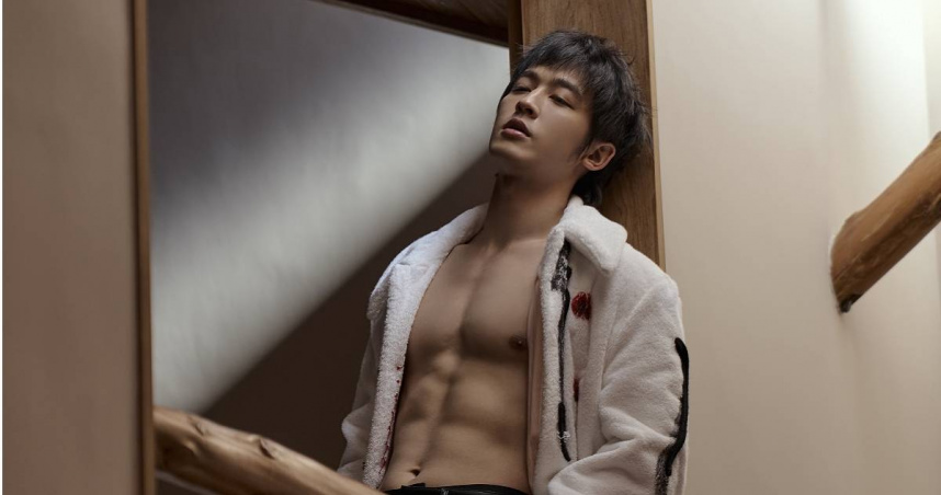 小樂新歌〈THAT’S YA〉遠赴日本輕井澤、白馬拍攝MV，頂零下一度低溫秀出鍛鍊已久的胸腹肌。（圖／華納音樂提供）