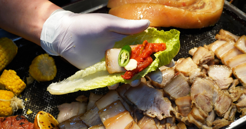 體現韓式菜包肉文化的「泡菜豬五花包肉」，可搭配特製五花肉醬料享用，搭配帶脆度的泡菜滋味更豐富。（圖／魏妤靜攝）