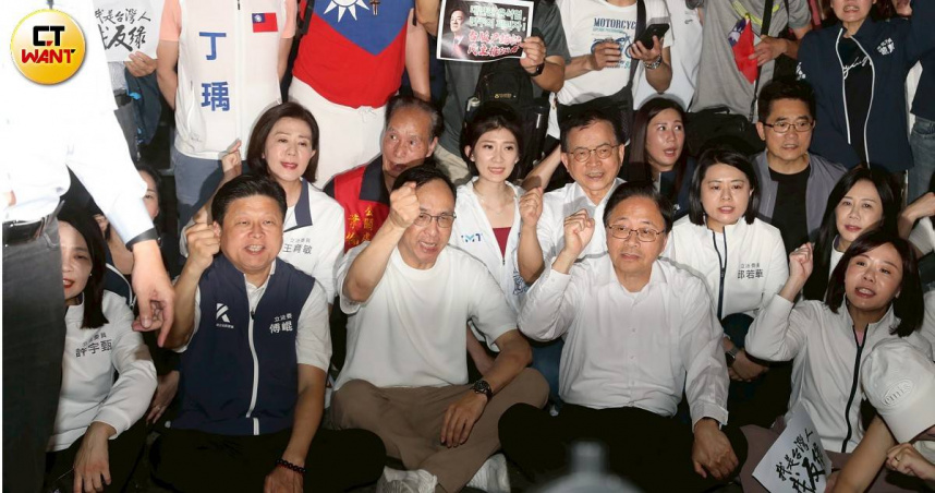 國民黨在黨主席朱立倫號召下，在北檢外抗議司法不公，選擇性偵辦罷免連署相關案件。（圖／劉耿豪攝）