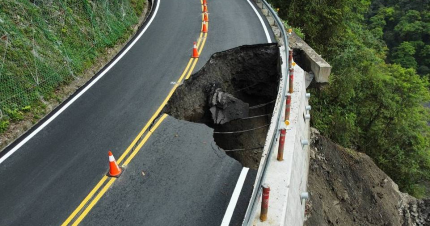 太平山國家森林遊樂區內道路30日發生坍塌事故，對此太平山緊急宣布休園5日。（圖／翻攝自太平山國家森林遊樂區臉書）