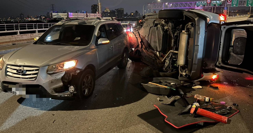 北市華江橋上往板橋方向快車道5日晚間8時許驚傳翻車事故。（圖／翻攝畫面）