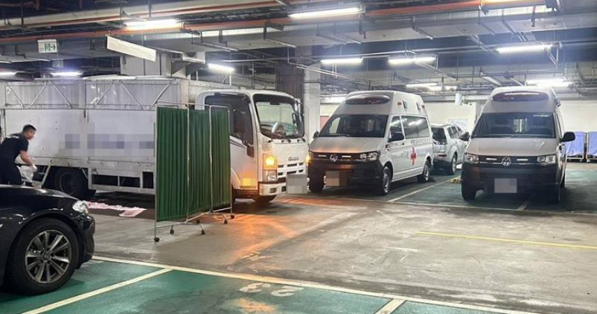 台中中國附醫地下停車場發生車禍，清潔工下班慘遭倒車中的小貨車撞斃。（圖／翻攝畫面）