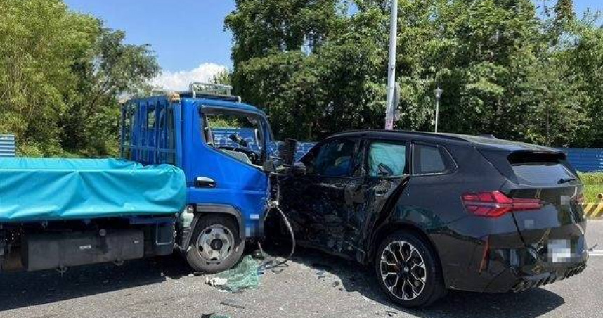 羅東大轉彎撞小貨車釀4傷。（ 圖／翻攝畫面）
