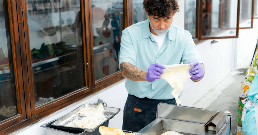 《嗨！營業中》小吃部開張，郭泓志立即發現餅皮出意外黏在一起。（圖／好看娛樂提供）