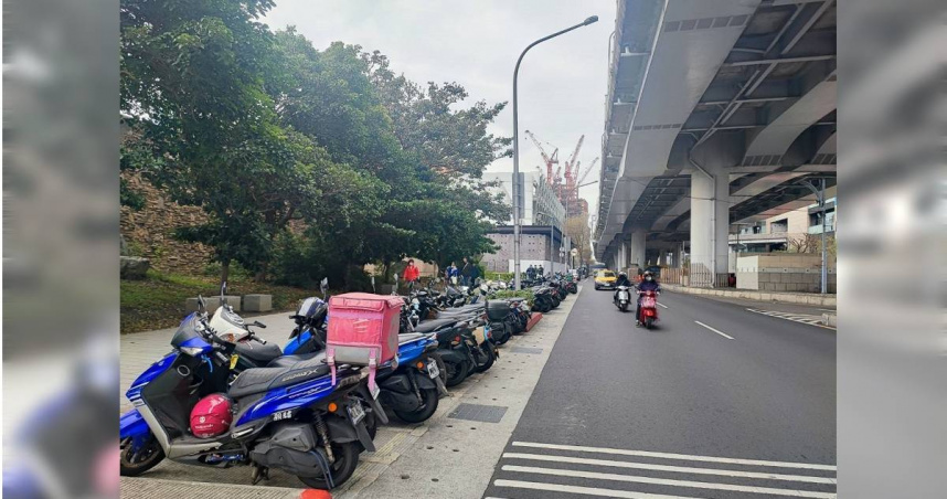 一名網友在PTT上發文，表示三峽重大車禍案，有好幾個家庭因此被毀掉，讓他現在騎車都會狂看後照鏡，擔心後方會有車輛突然暴衝。（示意圖／報系資料照）