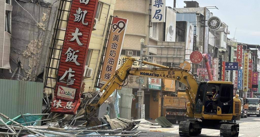 花蓮強震後改變部落樣貌，秀林鄉長盼檢視山坡地質變動。圖為倒塌已拆除的富凱大飯店。（圖／報系資料照）