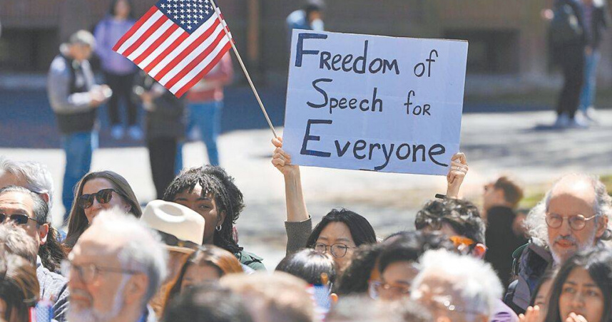 川普上任以來，美國多所頂尖大學面臨聯邦資金凍結與削減預算壓力。圖為學生、教職員與哈佛大學社區成員上月在麻薩諸塞州劍橋市舉行集會抗議。（圖／美聯社／達志）