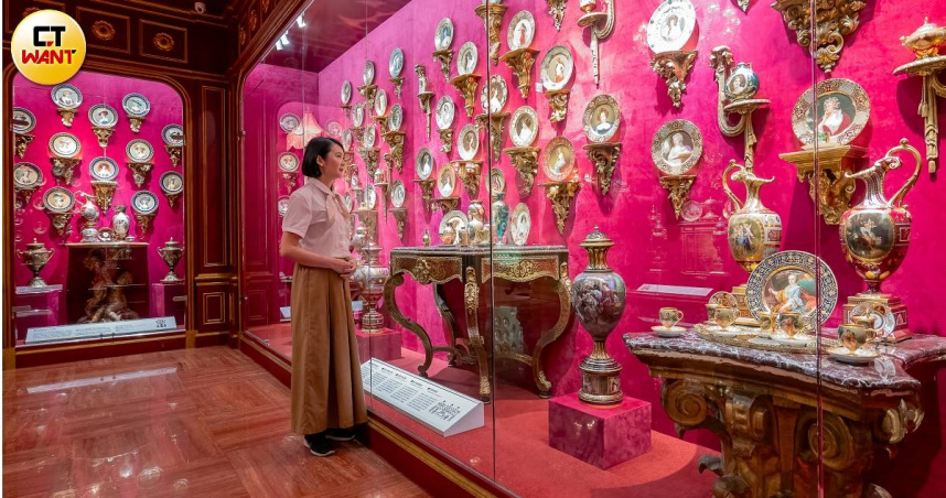 在奥地利皇家維也納瓷窯展區可見不少皇室成員或名人畫像，繪製於當時流行的彩金餐具上。（圖／焦正德攝）