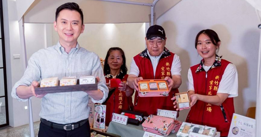 新竹縣竹北市長鄭朝方（左）主導公所辦理竹北市集2.0有成，其中不忘照顧弱勢，為新竹縣愛家庇護工場留下一攤溫暖。（圖／翻攝自竹北市公所媒體群組）