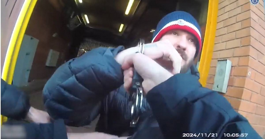 英國毒販塞繆爾‧沃茨因為在監獄中透過電話販毒，被英國柴郡警方特意安排在他出獄的瞬間，重新將他逮捕。（示意圖／翻攝Cheshire Police）