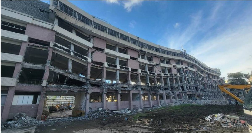 國際商工拆除包商疑為搶快「從下開始拆」讓建物歪斜、製造巨大聲響，引發周邊居民恐慌，高雄市工務局前往調查，確認違反施工計畫勒令停工。（圖／翻攝自高雄市議員郭建盟臉書）