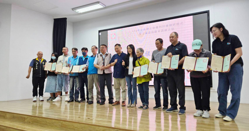 台東縣政府9日舉辦領取權狀活動，讓使用土地35年的原住民取得權狀。（圖／陳瑩辦公室提供）