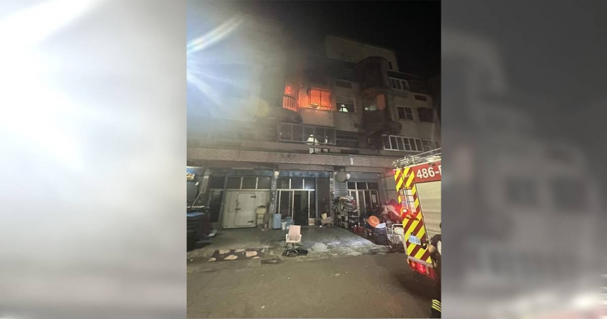 高雄市路竹區今（25）日晚間8時07分發生住宅火警，消防人員在火場3樓救出1名50歲女性，發現其已呈現OHCA（到院前心肺功能停止）狀態，立即急救後送往高雄秀傳醫院搶救，火勢於晚間8時24分控制、8時26分撲滅，未擴及其他樓層，也無其他人員受困。（圖／高雄市政府消防局提供）